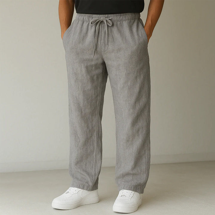 Vielseitige Basic Herrenhose, Relaxed-Fit, mit Stretch-Bund & geradem Schnitt – perfekt für jeden Tag.