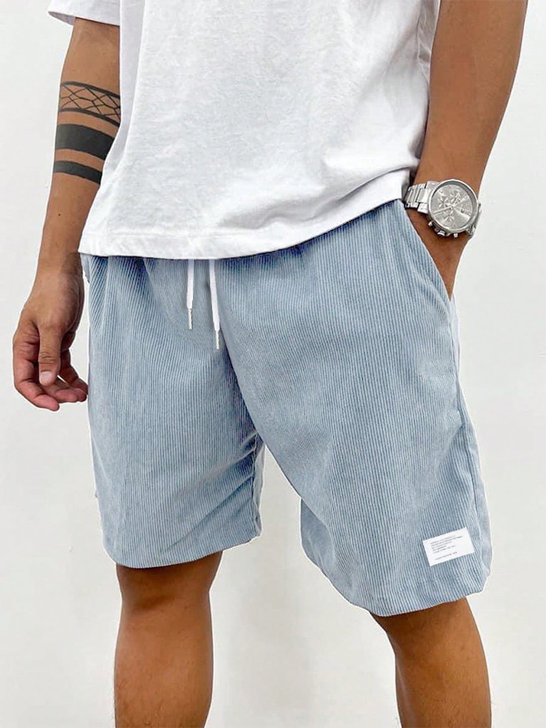 Mann läuft in bequemen Herren Sommer Shorts, zeigt die Bewegungsfreiheit der Kordelzug-Shorts.