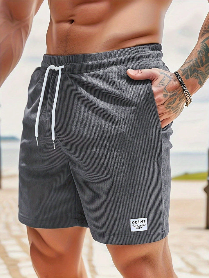 Hellblaue bequeme Herren Freizeit Shorts mit Kordelzug, ein frischer Look für warme Sommertage.
