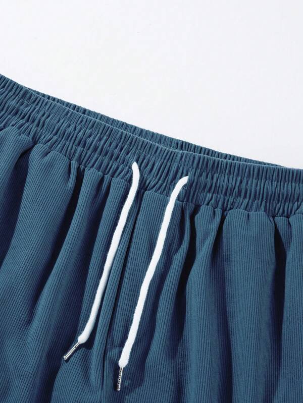 Rückansicht der atmungsaktiven Herren Sommer Shorts mit Kordelzug, perfekt für Sport und entspannte Tage.