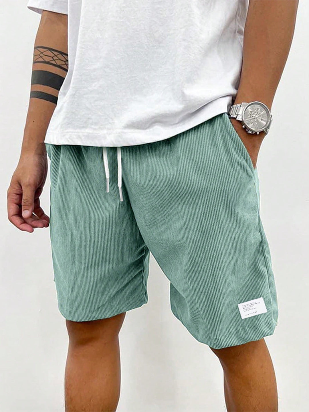 Nahaufnahme des weichen Stoffes der bequemen Herren Shorts, optimal für heisse Sommertage und Lässige Mode.