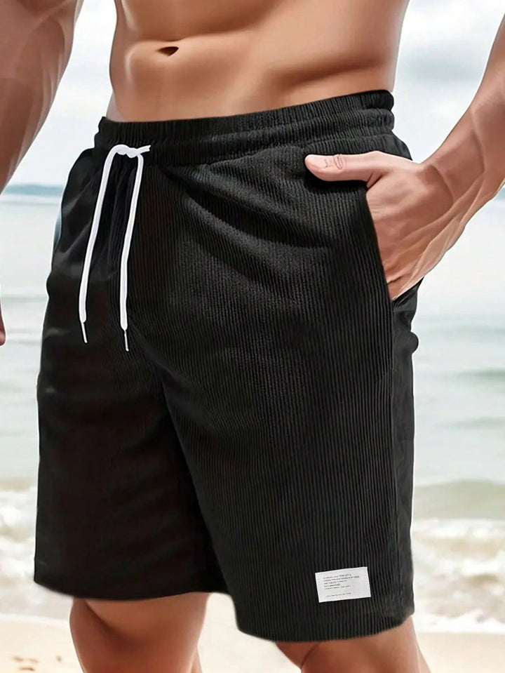 Ordentlich gefaltete Herren Sommer Shorts mit Kordelzug in verschiedenen Farben, bereit für den Sommer.