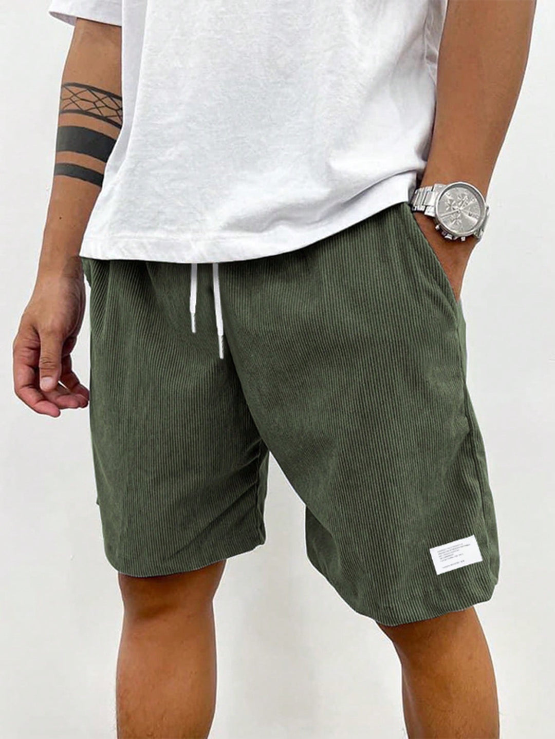 Herren Sommer Shorts am Strand, ideal für entspannte Tage und lässige Herrenbekleidung im Sommerstil.