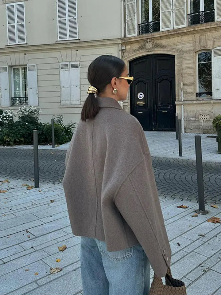 Lockere Damenjacke, lässig und bequem. Ideale Übergangsjacke und Freizeitbegleiter für den stilvollen Alltag.