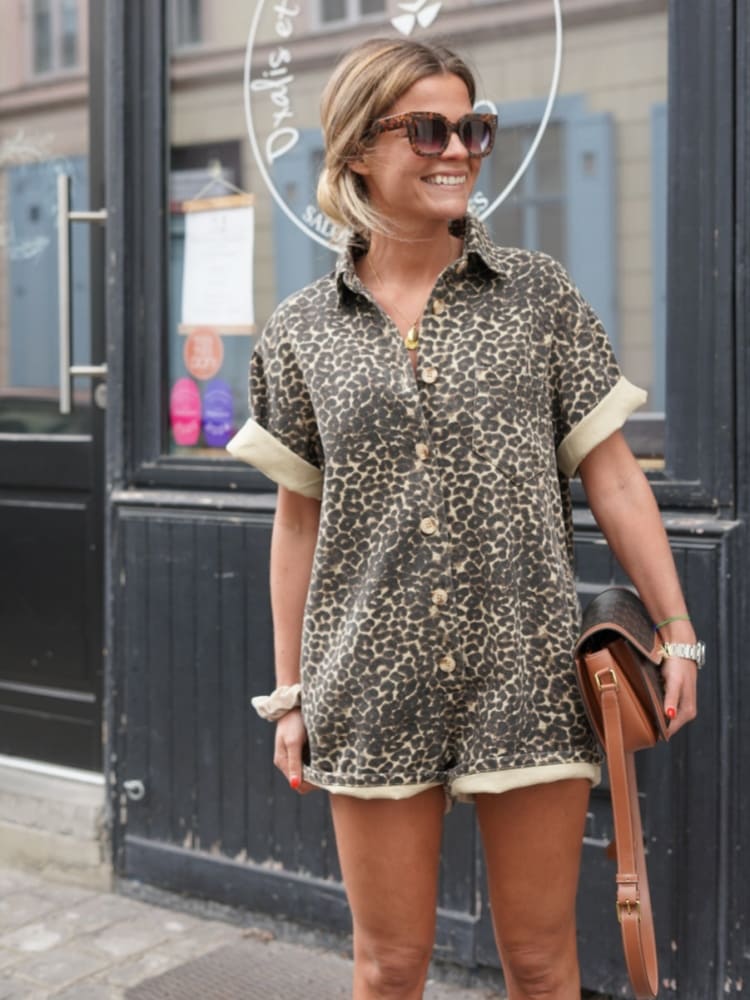 Trendiger Damen Einteiler im Shirt-Stil mit Leopardenmuster, casual und bequem für heiße Tage.