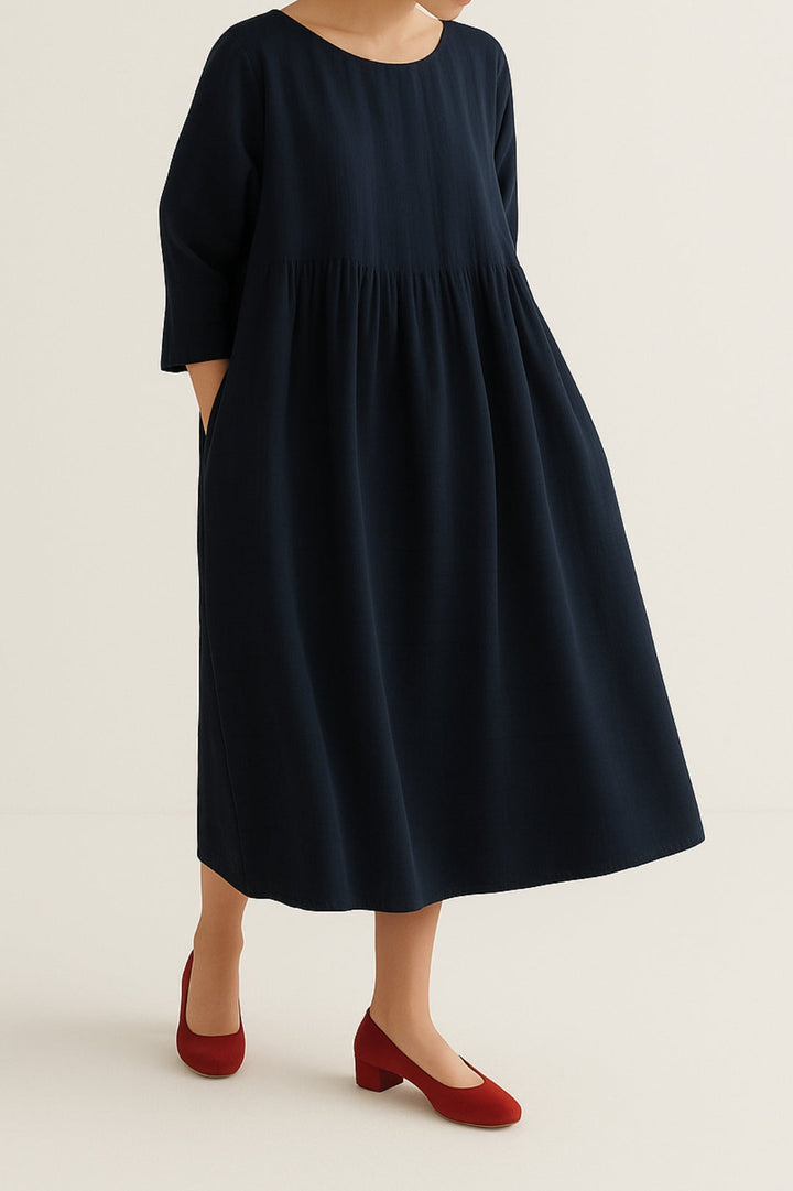 Detailansicht: Elegante Vorderfalten am lässigen Damen Midikleid. Komfortables Alltagskleid für stilvolle Looks.