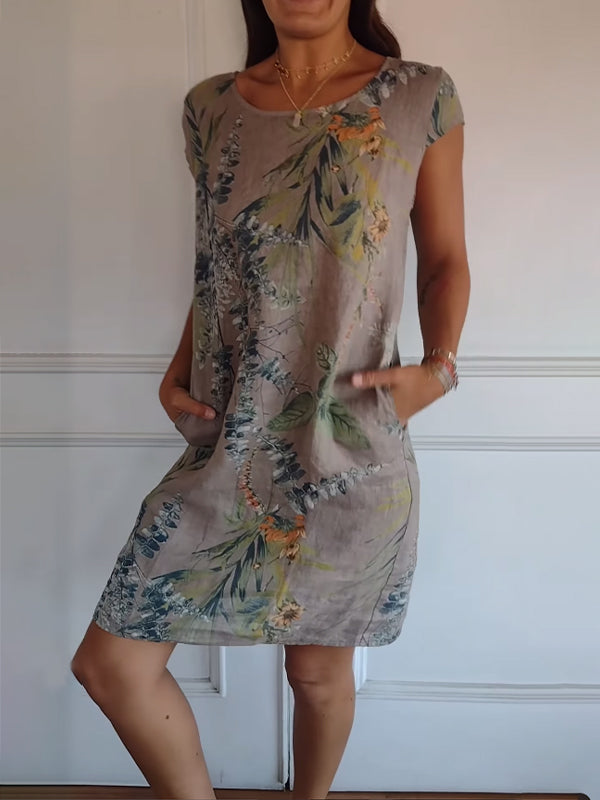 Damen Freizeitkleid mit auffälligem Blattmuster. Stylisches, luftiges Sommerkleid, ideal für Urlaub.