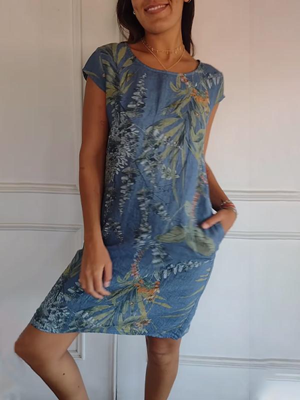Luftiges, bequemes Damen Sommerkleid mit stylischem Blattmuster. Perfektes Kurzarm-Freizeitkleid für den Strand.