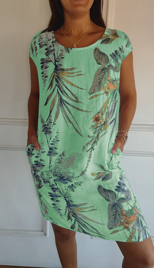 Damen Strandkleid mit elegantem Blattmuster. Luftiges, bequemes Sommerkleid für Urlaub und entspannte Tage.