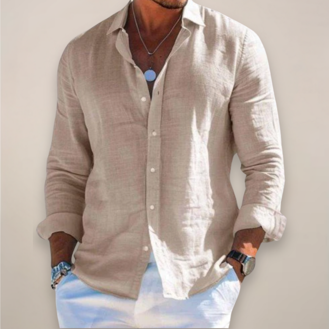 Mann trägt komfortables Herren Langarmhemd mit Knöpfen, stilvoll kombiniert für einen entspannten Look.