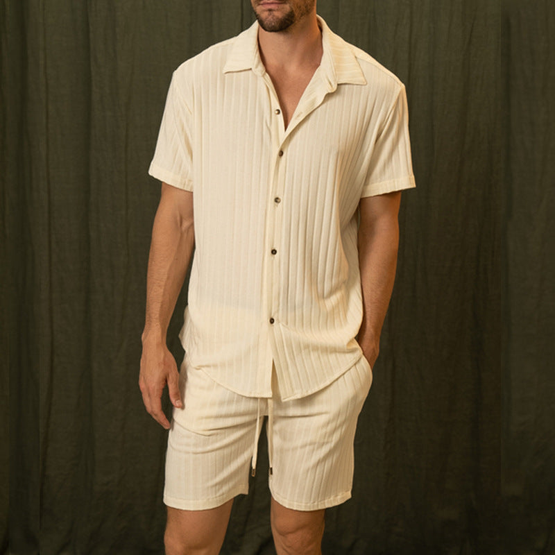 Lässiges Herren Zweiteiler-Set in Hellgelb mit Kurzarmhemd & Shorts, ideal für Frühling & Sommer.