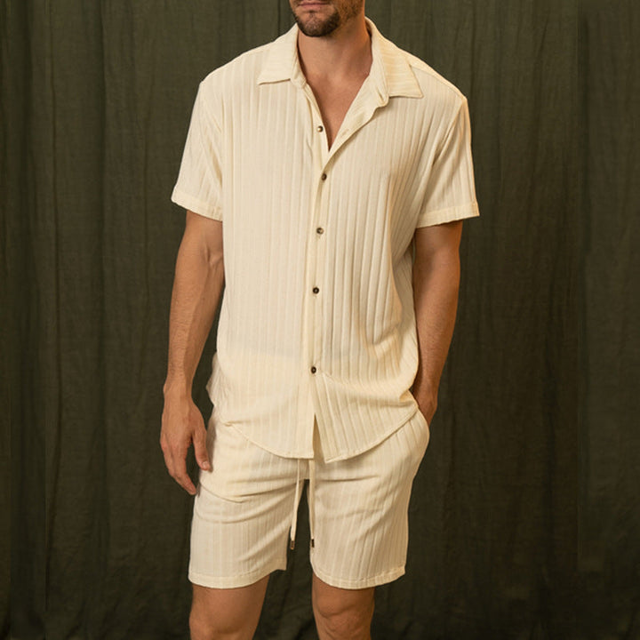 Lässiges Herren Zweiteiler-Set in Hellgelb mit Kurzarmhemd & Shorts, ideal für Frühling & Sommer.