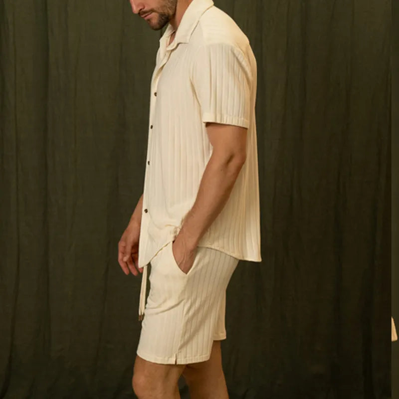 Bequemes Herren Frühlings-Set: Stilvolles hellgelbes Kurzarmhemd & Shorts für Freizeit und Strand.