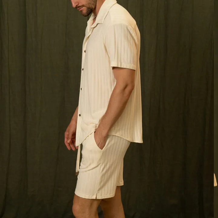 Bequemes Herren Frühlings-Set: Stilvolles hellgelbes Kurzarmhemd & Shorts für Freizeit und Strand.