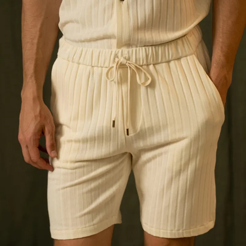 Stylisches hellgelbes Herren Freizeit-Set mit Kurzarmhemd und Shorts, perfekt als Sommeroutfit.