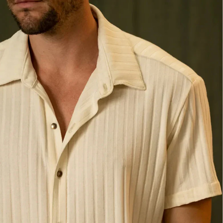 Herren Sommeroutfit: Hellgelbes Kurzarmhemd & Shorts Set, bequem und lässig für Strand oder Urlaub.