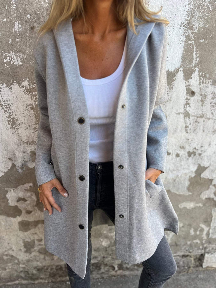 Langer Damen-Freizeitmantel mit Kapuze, stilvoll und bequem. Perfekt für Freizeitmode und Alltag.
