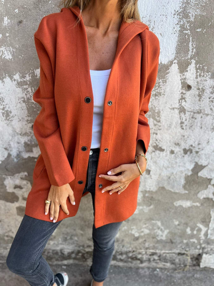 Eleganter Damen-Freizeitmantel, langer Schnitt mit Kapuze. Modische Kapuzenjacke für stilvollen Komfort.
