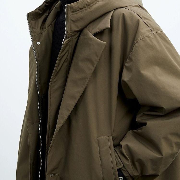 Schwarzer, langer Herren-Wintermantel mit Kapuze. Stilvolle & warme Herrenmode für den Winter.
