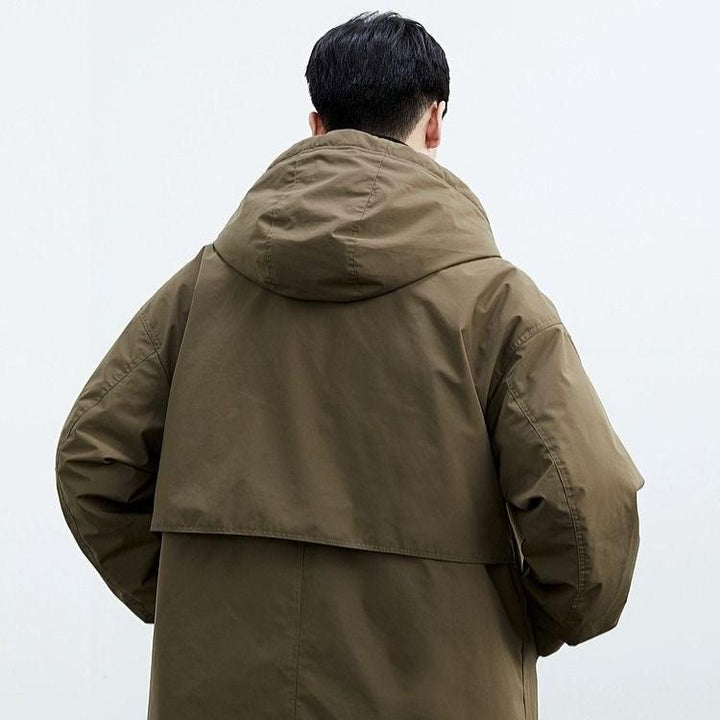 Langer Herren-Wintermantel mit abnehmbarer Kapuze, optimal für Kälte. Stilvolle Outdoor-Herrenmode.