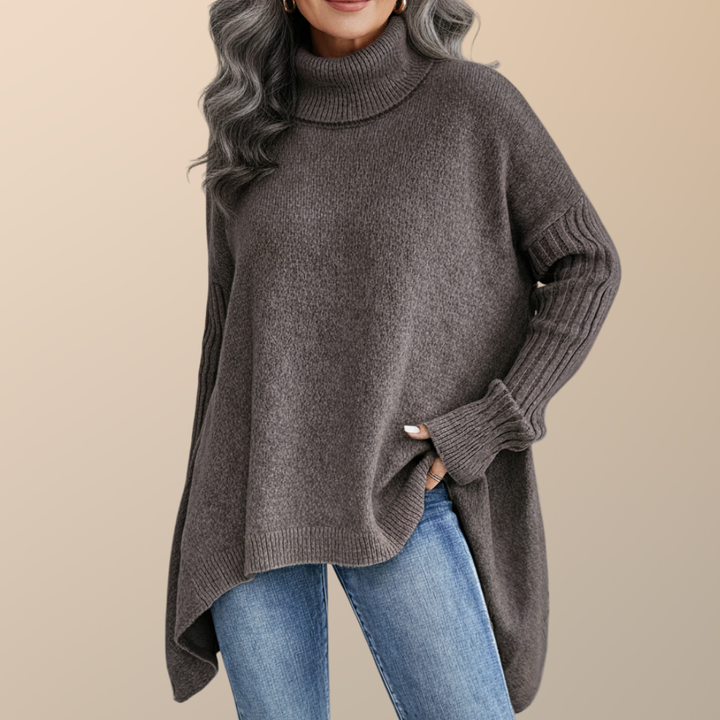 Moderner Damen Oversize-Pullover mit Rollkragen und verlängertem Rücken. Eleganter Longpullover für Herbstmode.
