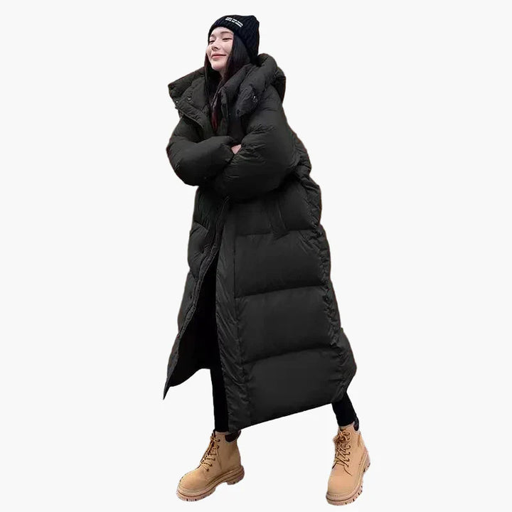Modischer, langer Oversized Steppmantel für Damen, schützt stilvoll vor Kälte in der Wintermode.