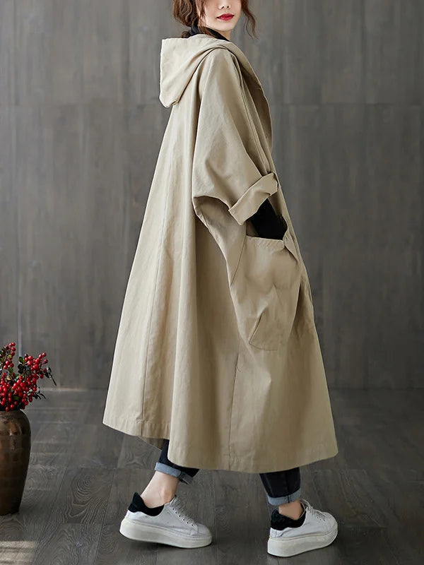 Langer, wasserdichter Damen-Regenmantel in Schwarz mit Kapuze, perfekt für Outdoor-Aktivitäten und Alltag.