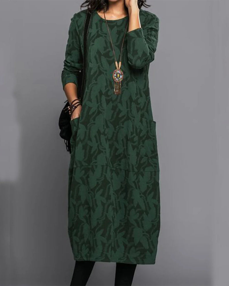 Langes Damen Winter Maxikleid mit Langarm und praktischen Taschen, für stilvollen Komfort an kühlen Tagen.