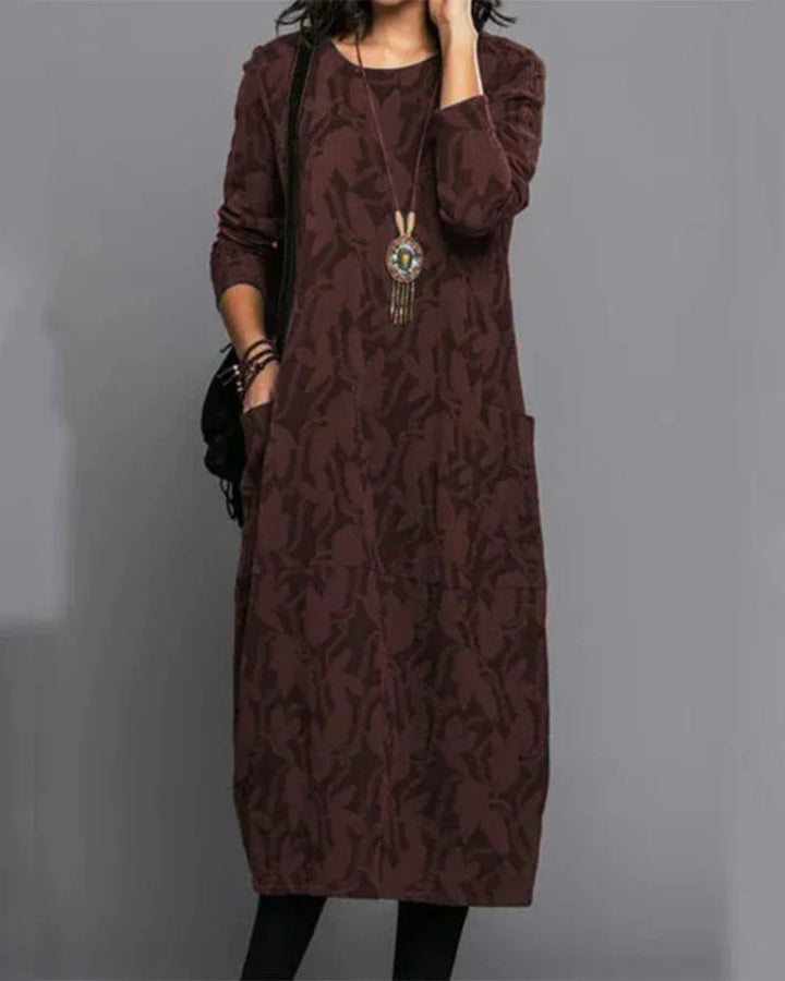 Gemütliches Damen Winterkleid mit Langarm und Taschen, aus weichem Stoff für elegante Wintermode.