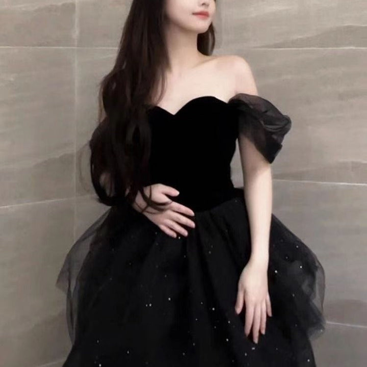 Langes schwarzes Damen-Abendkleid mit eleganten Prinzessinnenärmeln. Perfekt für formelle Herbst-Anlässe.