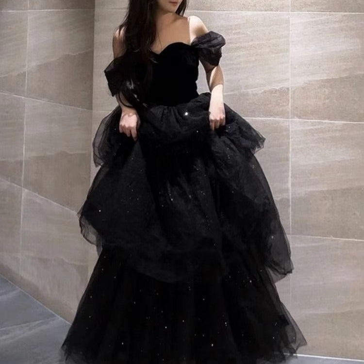 Weinrotes Ballkleid mit auffälligen Prinzessinnenärmeln. Elegantes Herbst-Festkleid für Damen, langarm.