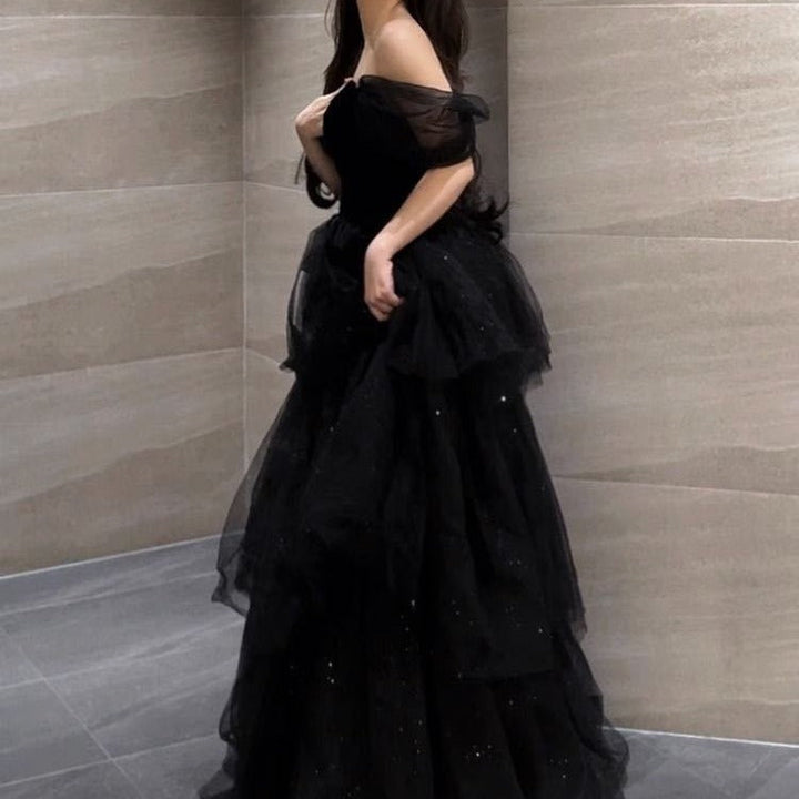 Figurschmeichelndes Damen-Abendkleid mit Prinzessinnenärmeln. Luxuriöse Abendmode für besondere Herbst-Events.