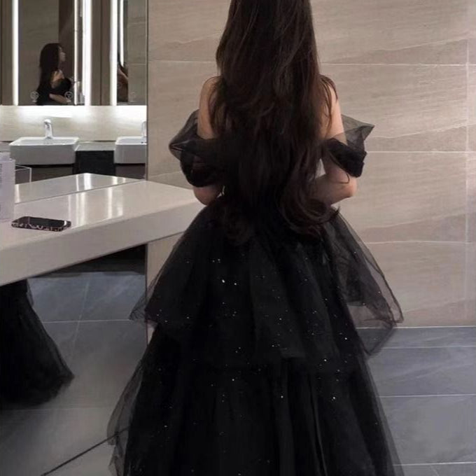Fließendes, langes Damen-Festkleid mit Prinzessinnenärmeln. Klassische Abendkleidung für formelle Anlässe.