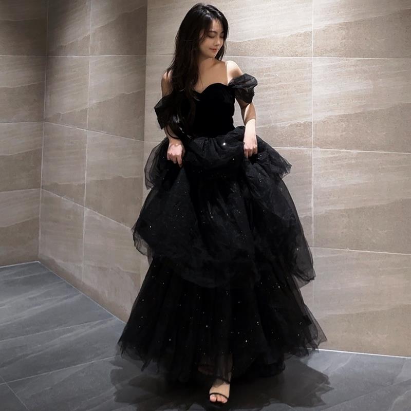 Stilvolles schwarzes Damen-Ballkleid mit Prinzessinnenärmeln, ideal für Herbst-Abendveranstaltungen.