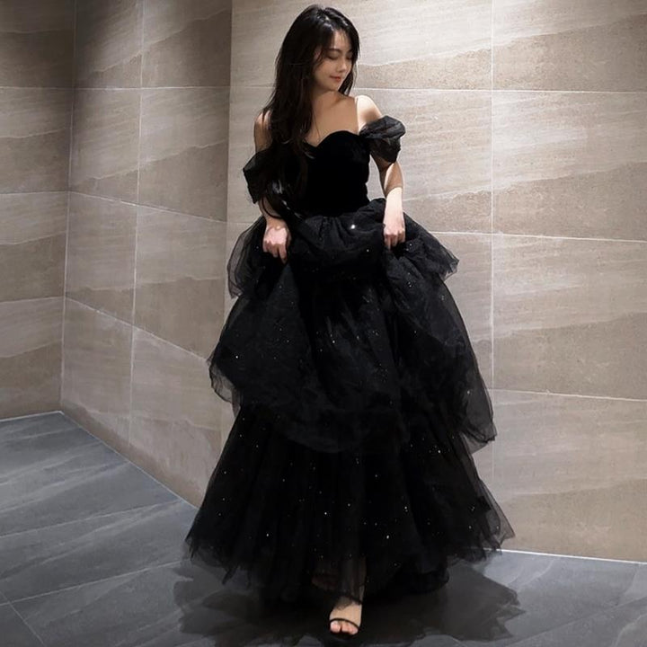 Stilvolles schwarzes Damen-Ballkleid mit Prinzessinnenärmeln, ideal für Herbst-Abendveranstaltungen.