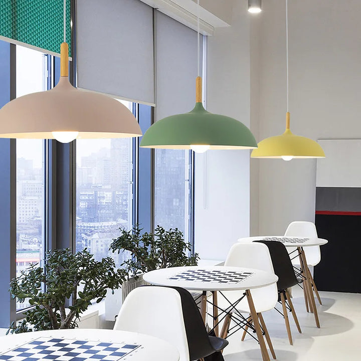 LED-Deckenleuchte Eiche im minimalistischen skandinavischen Design, warmes Licht, klare Linien, perfekte für Wohnzimmer.