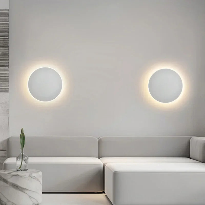 "LED-Wandleuchte mit rundem, modernem Design, eleganter Look, effiziente Beleuchtung, ideal für Wohnbereiche."