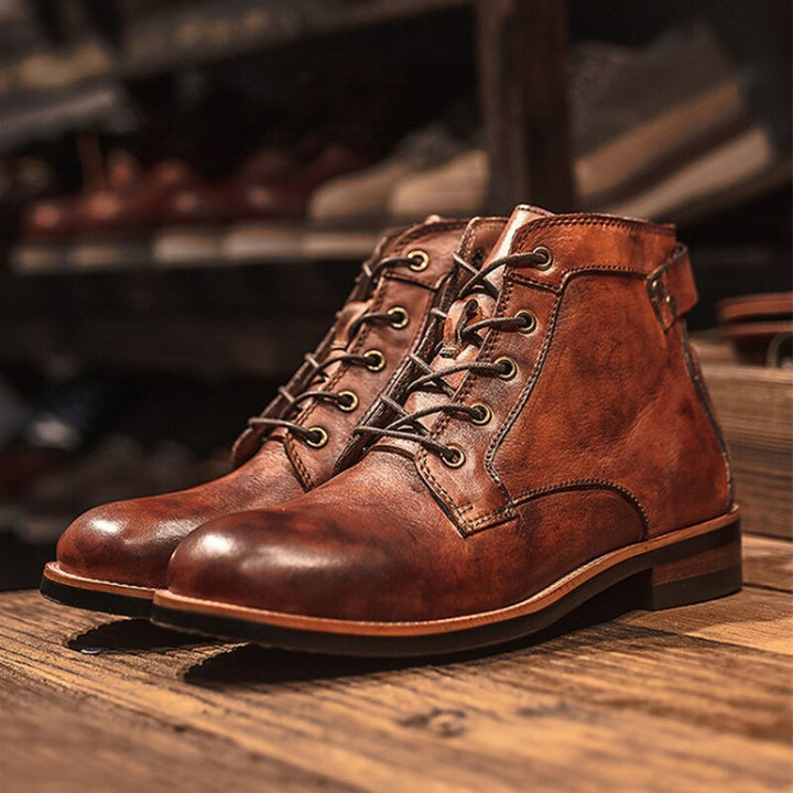 Braune Lederstiefel für Herren, Vintage-Stil, Schnürung, robuste Sohle, modisch.