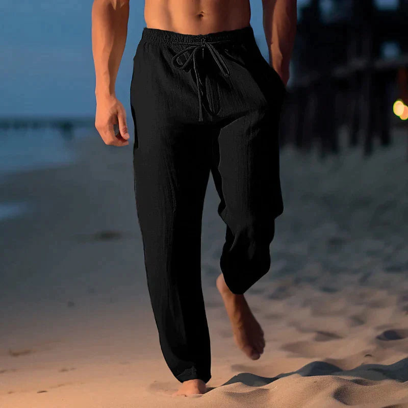 Mann trägt bequeme, leichte Herren Sommerhose, ideal für entspannte Tage oder Outdoor-Aktivitäten im Frühling/Sommer.
