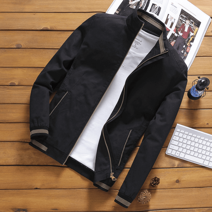 Leichte, elegante Herrenjacke in Dunkelblau mit taillierter Passform und modernem Design, ideal für Alltag und jede Jahreszei