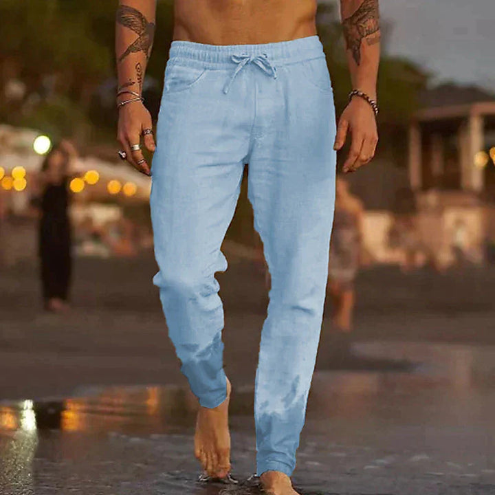 Unkomplizierte Herren Sommerhose mit lockerem Schnitt und Elastikbund, ultrabequem für heiße Tage und Urlaub.