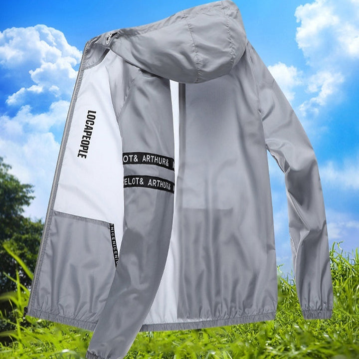 Ganzjährige Herren UV-Schutz Windjacke mit Kapuze, leichtgewichtig und atmungsaktiv für Sport und Freizeit.
