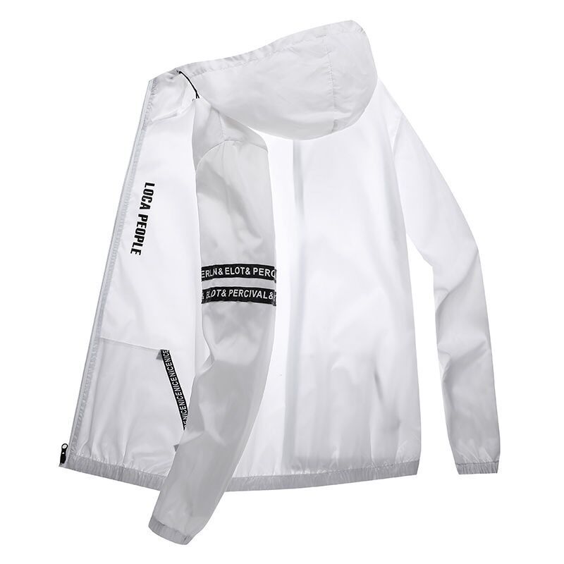 Komfortable, leichte Herren Reisejacke mit UV-Schutz, atmungsaktiv und winddicht für alle Outdoor-Abenteuer.