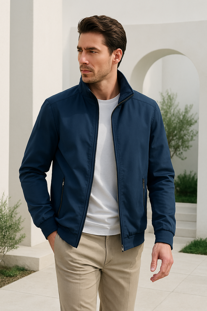 Kompakte Herren Windjacke, leicht verstaubar. Perfekte Reisejacke & windabweisende Übergangsjacke für Männer.