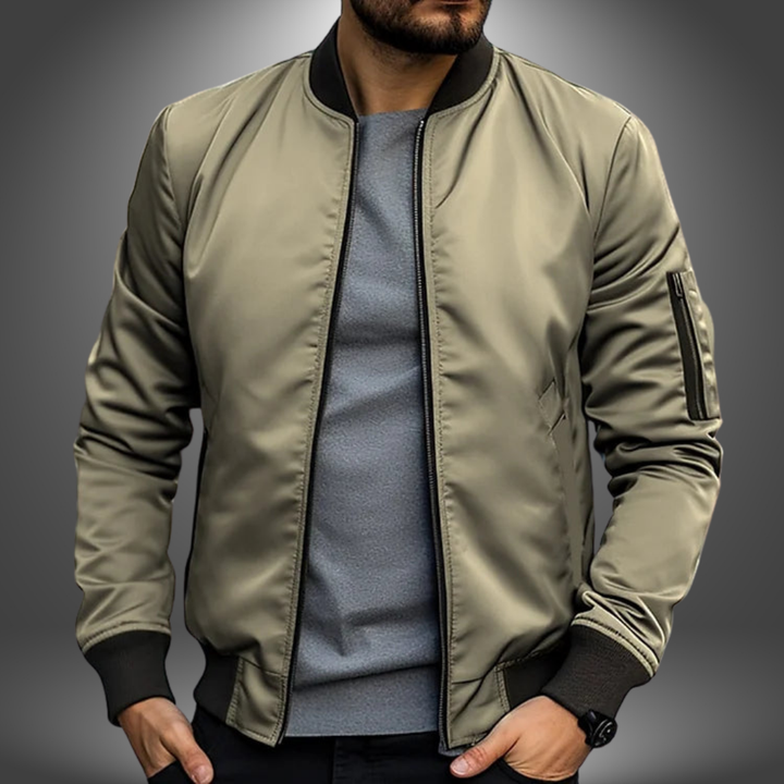 Modische leichte Herrenjacke, vielseitig einsetzbar als Freizeitjacke für stilvolle Alltagslooks.