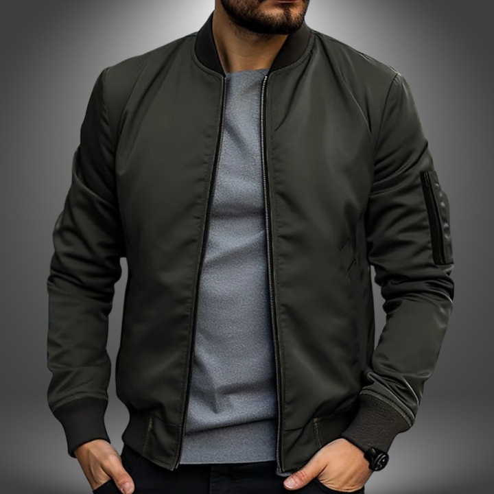 Nahaufnahme der leichten Herren Windjacke mit Reißverschluss und schützender Kapuze für jedes Wetter.
