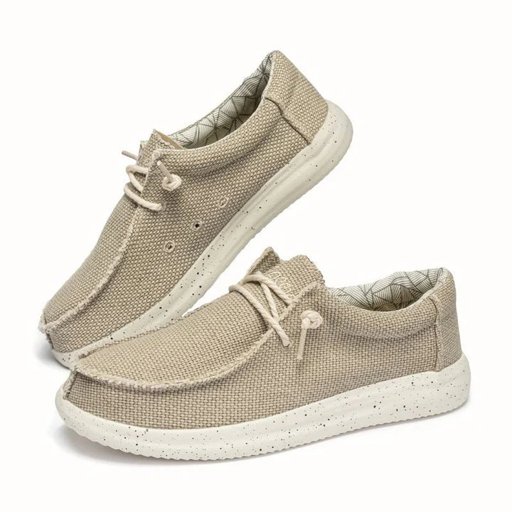 "Leichte Herrenschuhe, bequeme Slip-Ons, optimale Luftzirkulation, ideal für den Alltag und lange Spaziergänge."