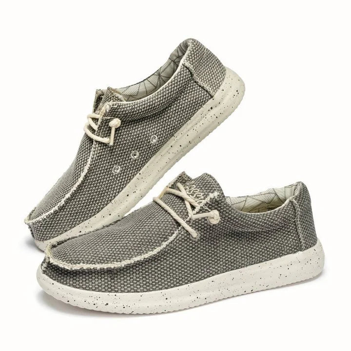 "Leichte Herrenschuhe, bequeme Slip-Ons, optimale Luftzirkulation, ideal für den Alltag und lange Spaziergänge."
