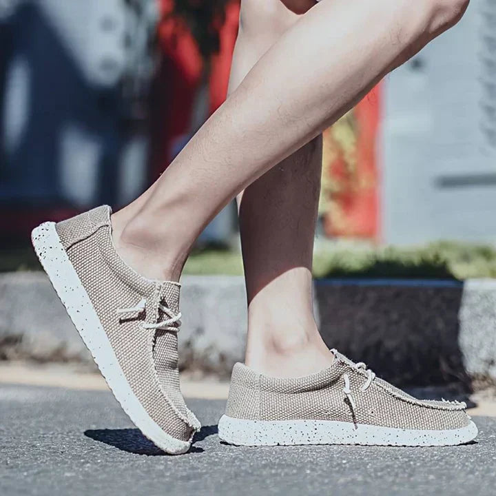 "Leichte Herrenschuhe, bequeme Slip-Ons, optimale Luftzirkulation, ideal für den Alltag und lange Spaziergänge."