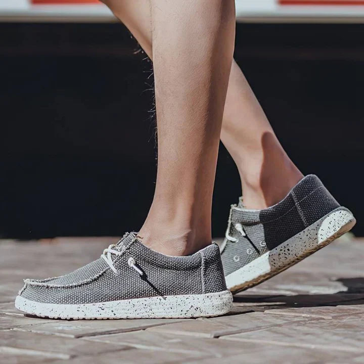 "Leichte Herrenschuhe, bequeme Slip-Ons, optimale Luftzirkulation, ideal für den Alltag und lange Spaziergänge."